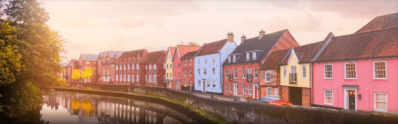 Terrace houses by the water